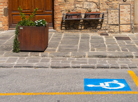 Parkplatz f&uuml;r Behinderte, Symbol auf der Fahrbahn, Toskana, Italien