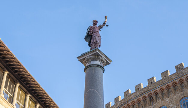 Colonna della Giustizia, Justizs&auml;ule auf der Piazza Santa Trinita, antike r&ouml;mische Granizs&auml;ule, die von einer Statue der Justiz von Bartolomeo Ammannati gekr&ouml;nt wird, Floenz, italien