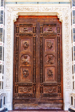 pr&auml;chtig handgeschnitzte Holzt&uuml;r am Haupteingang der Basilika Santa Croce, Florenz, Italien