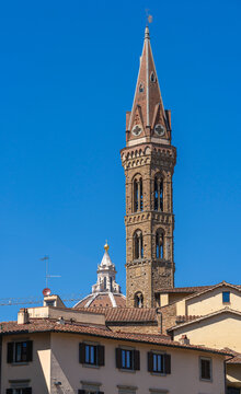 der markante sechseckige Glockenturm der Badia Fiorentina, historische Abtei im Zentrum von Florenz, Italien