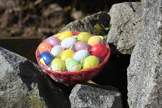 Korb mit Ostereiern