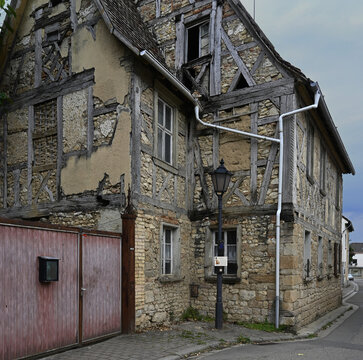 verkommenes bauernhaus