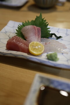 3種類の刺身の盛り合わせ。わさび、醤油、レモン添え。
