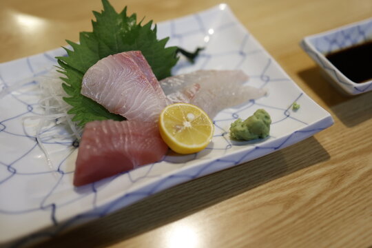 3種類の刺身の盛り合わせ。わさび、醤油、レモン添え。