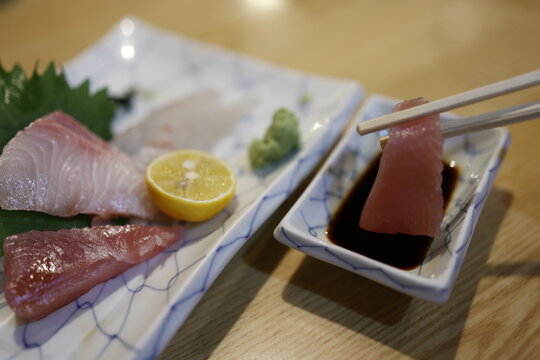 3種類の刺身の盛り合わせ。わさび、醤油、レモン添え。