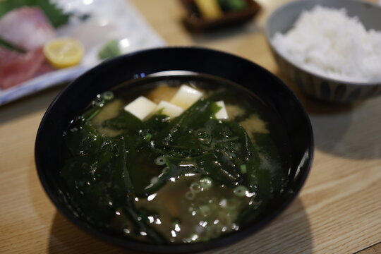 わかめたっぷりの味噌汁。豆腐入り。黒い器。和食。