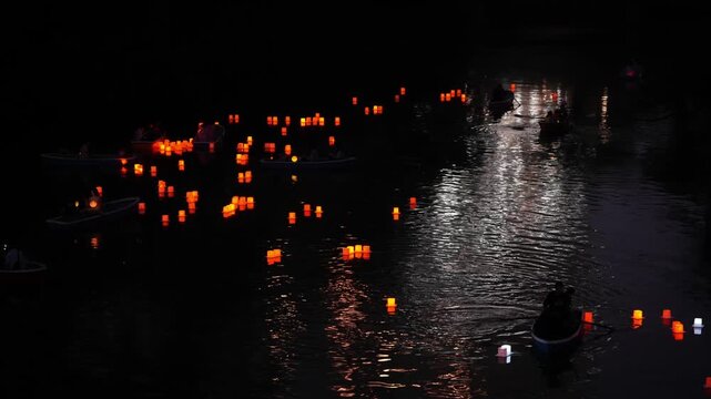 夏の千鳥ヶ淵を彩る幻想的な灯籠流し
