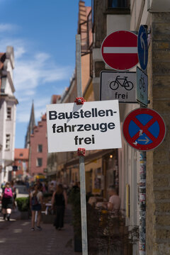 Schild mit der deutschen Aufschrift Baustellenfahrzeuge frei, an einer Baustelle in Regensburg