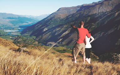 Obraz premium Couple looking afar where the mountain and lake are.