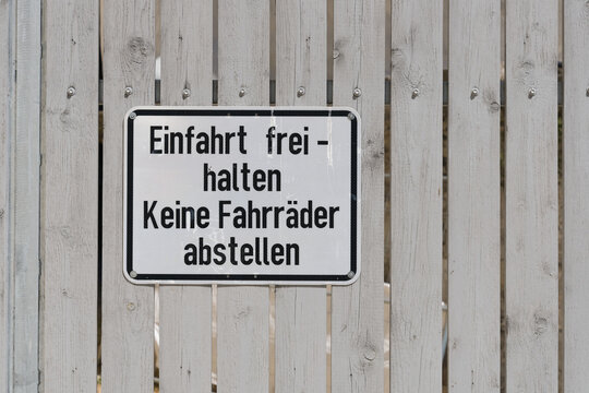Schild mit der deutschen Aufschrift Einfahrt freihalten, keine Fahrr&auml;der abstellen