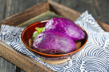 Obraz premium Fresh Purple Mini Potatoes in Bowl on Wooden Tray - Healthy Vegetarian Cooking Ingredient