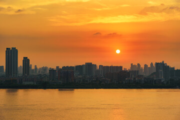 Obraz premium Yangtze River Sunset - City Skyline View at Dusk