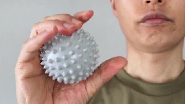 マッサージボールを使う男性