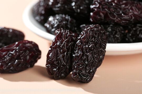 Dried Black Jujube Dates from Xinjiang China - Traditional Shaanbei Crystal Fruit in Bowl