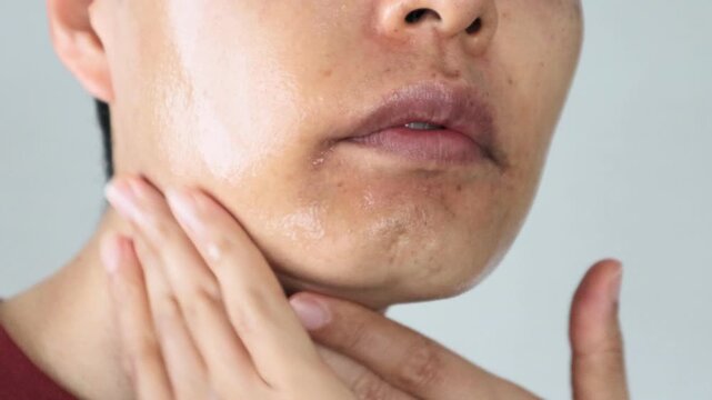 スキンケアをする日本人男性
