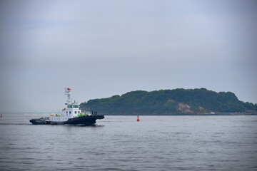 【神奈川】横須賀　タグボートと猿島 © zepkatana