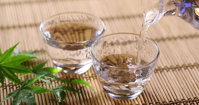 冷酒をガラスのお猪口に注ぐ