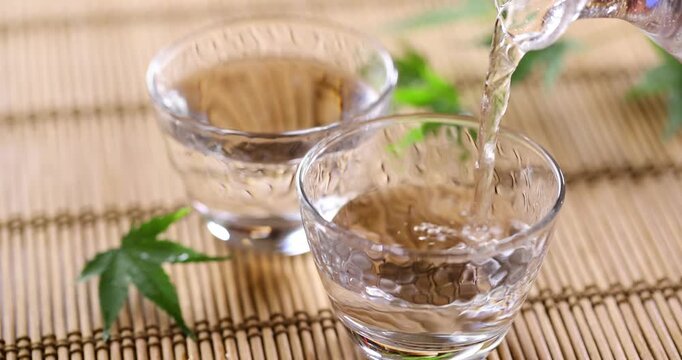 冷酒をガラスのお猪口に注ぐ