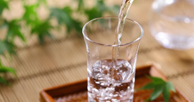 冷たい日本酒をグラスに注ぐ
