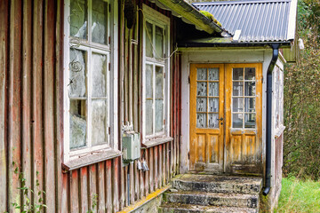 Old wooden cottage in bad conditions in the countryside © Lars Johansson