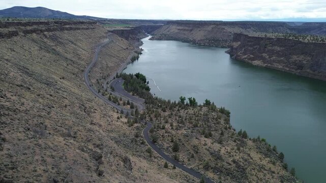 Scenic roads on Lake Billy Chinook - The Cove Palisades State Park, Oregon