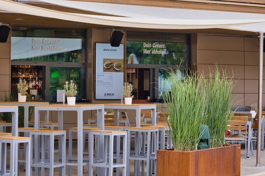 Gem&uuml;tlicher Au&szlig;enbereich und Terrasse vom Lokal Dock 20 am Stadthafen mit modernen Stehtischen und Bepflanzung an einem Sommertag &ndash; am 5. August 2026 Stadt Leipzig, Sachsen, Deutschland