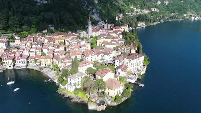 Vista di Varenna sul lago di Como con villa Monastero