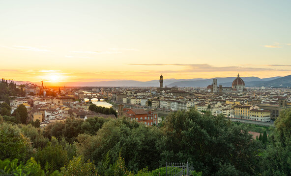 Vista panor&aacute;mica de Florencia al atardecer con la catedral de Santa Mar&iacute;a del Fiore, el Ponte Vecchio y el r&iacute;o Arno desde un punto elevado.