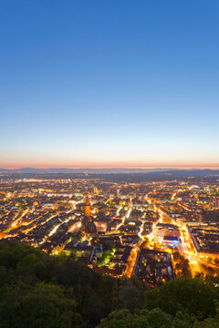 Deutschland, Baden-Wurttemberg, Black Forest, Freiburg im Breisgau, View of cityscape at dusk