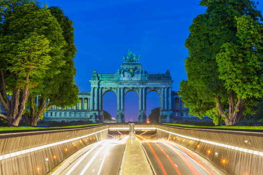 Belgium, Brussels, Parc du Cinquantenaire, Triumphal Arch, Avenue John Kennedy at night