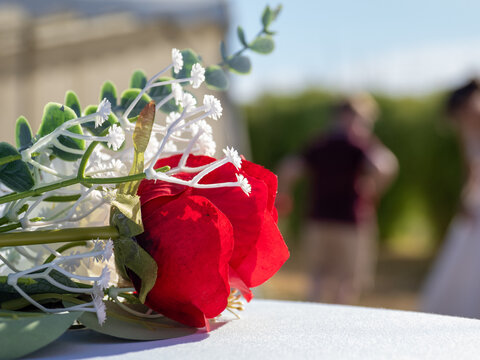 Bouquet de fleurs blanches et rouges avec bougie blanche dans une d&eacute;coration de table de mariage
