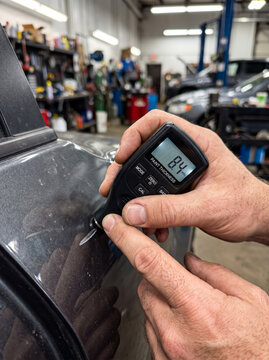 Auto Inspector Measuring Car Paint Coating Thickness with Digital Gauge