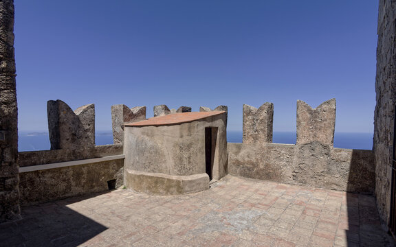 Observation deck on top of King Frederick's Tower in Erice, Sicily, featuring swallowtail merlons and a panoramic Mediterranean Sea background.