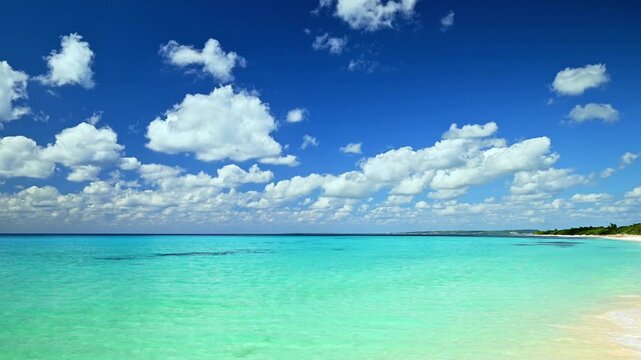エメラルドグリーンの海と流れる雲　タイムラプス　沖縄　宮古島市