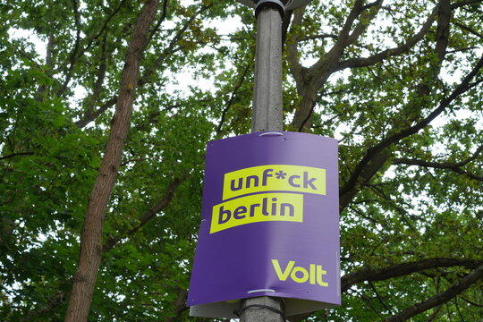 Wahlplakat der Partei Volt mit Slogan "unf*ck berlin" zur Abgeordnetenhauswahl 2026 in Berlin am 17.08.2026