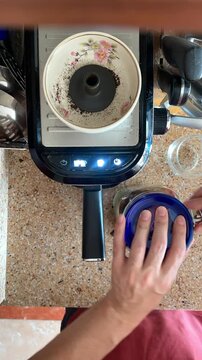 Caf&eacute; time lapse en cafetera de m&aacute;quina desde arriba velocidad acelerada