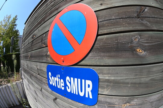 panneau routier de stationnement interdit fix&eacute; sur des planches en bois. Zone se passage des ambulances et du SMUR pour les urgences routi&egrave;res