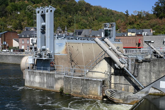 la centrale hydro&eacute;lectrique de Dinant, en Belgique, qui produit de l'&eacute;lectricit&eacute; avec le passage de la Meuse, une rivi&egrave;re locale. Le barrage avec les gros pistons pour fermer et ouvrir les vannes 