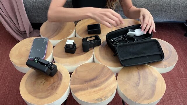 Influencer preparando c&aacute;mara y equipo para grabar contenido