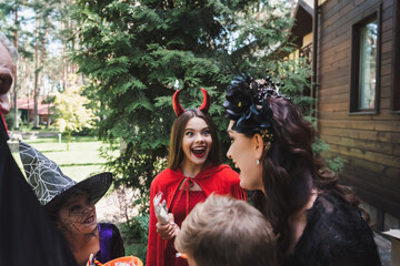 Fototapeta premium Family fun during Halloween festivities near a beautifully decorated cottage