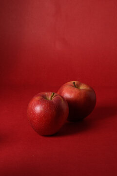 Manzanas rojas naturales en fotograf&iacute;a de producto