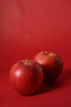 Manzanas rojas naturales en fotograf&iacute;a de producto
