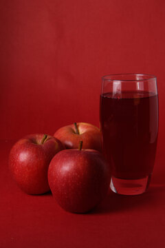 Vaso de zumo de manzana acompa&ntilde;ado de manzanas rojas frescas