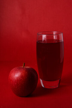Vaso de zumo de manzana acompa&ntilde;ado de manzanas rojas frescas