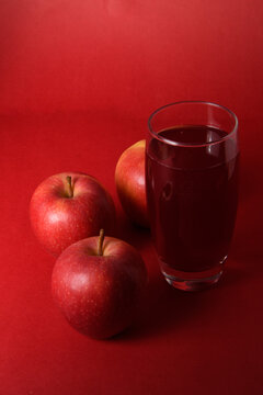 Vaso de zumo de manzana acompa&ntilde;ado de manzanas rojas frescas