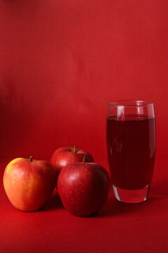Vaso de zumo de manzana acompa&ntilde;ado de manzanas rojas frescas