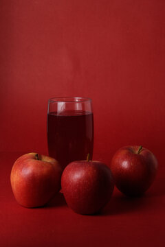 Vaso de zumo de manzana acompa&ntilde;ado de manzanas rojas frescas