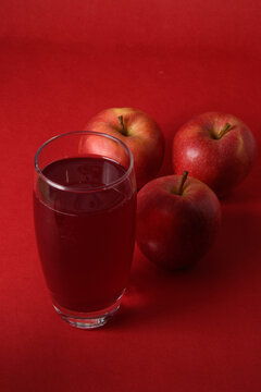 Vaso de zumo de manzana acompa&ntilde;ado de manzanas rojas frescas