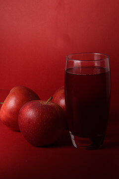 Vaso de zumo de manzana acompa&ntilde;ado de manzanas rojas frescas