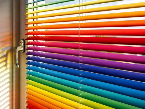 Persiana estor l&aacute;mina rayas de colores celos&iacute;a multicolor en ventana estores para sol orgullo gay
